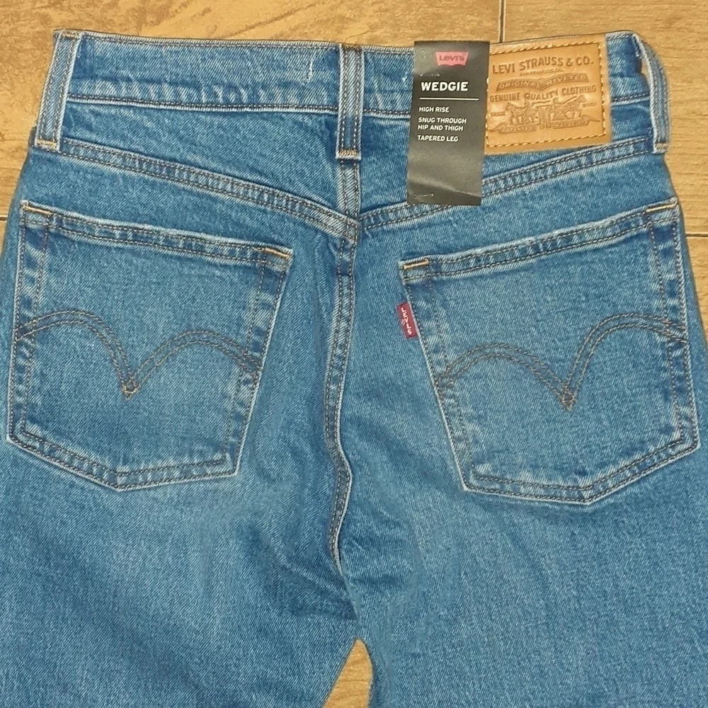 Levis Premium Wedgie High Rise Distressed Jeans Size 24
